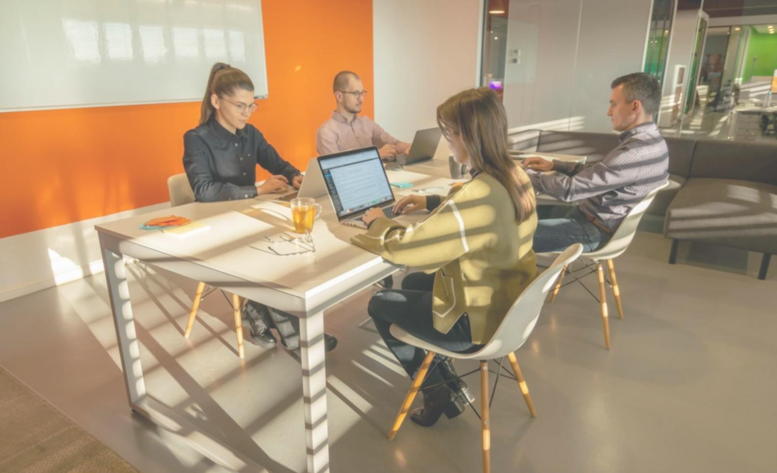 Workshop-Materialien und Finanzplanung auf einem Tisch